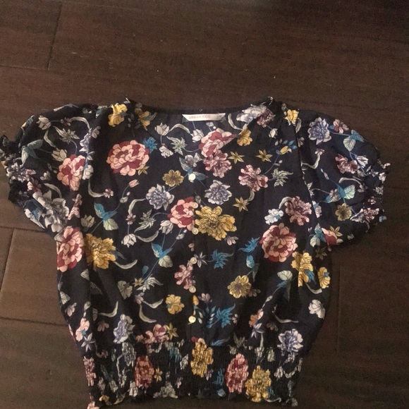 Kids large light shirt with adorable small raffled sleeves raffled bottom waist - Picture 1 of 4